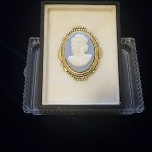 Classic cameo pin